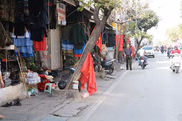 Nhiều cửa hàng đã chuẩn bị cờ, băng rôn... sẵn để đáp ứng nhu cầu "bùng nổ" trong dịp nay