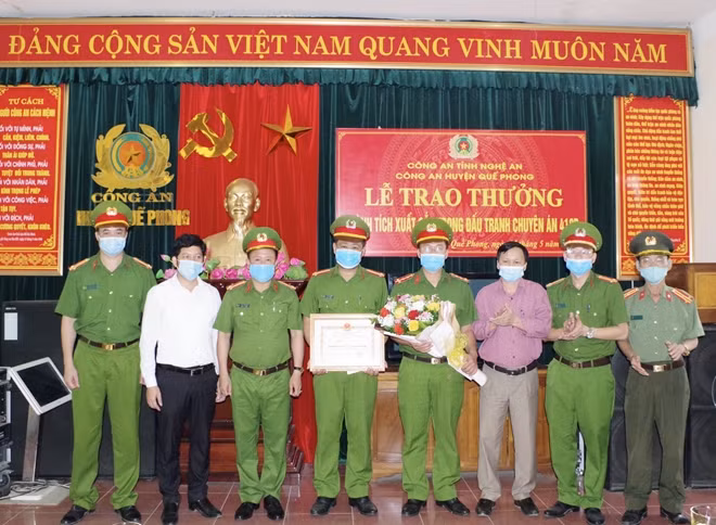 Lãnh đạo huyện Quế Phong trao thưởng cho Ban chuyên án.
