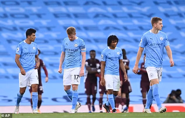Các cầu thủ Man City nhận một thất bại đậm nhất sau 17 năm ngay trên Etihad. Các cầu thủ Man City nhận một thất bại đậm nhất sau 17 năm ngay trên Etihad.
