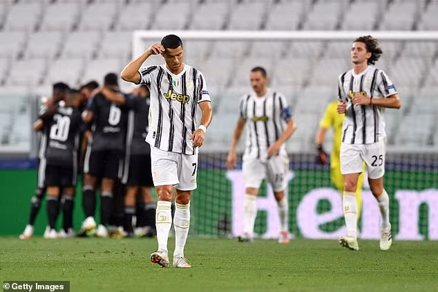 Tổng tỷ số sau 2 lượt trận 2-2, Juventus bị loại vì luật bàn thắng trên sân khách.