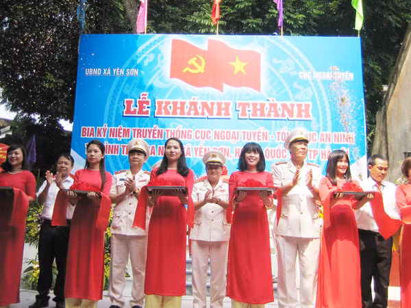 Đại diện Cục Ngoại tuyến cùng lãnh đạo thôn, xã cắt băng khánh thành bia kỷ niệm truyền thống Cục Ngoại tuyến.