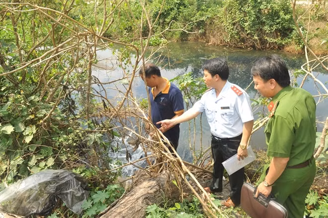 Đoàn công tác liên ngành kiểm tra thực tế khu vực xả thải.