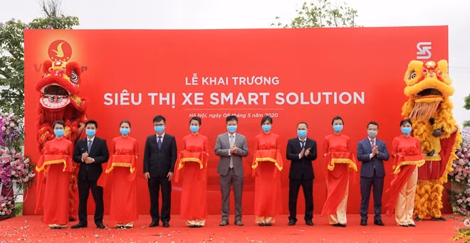 Siêu thị xe Smart Solution đầu tiên đã khai trương tại đại đô thị Vinhomes Ocean Park, là nơi tiếp nhận, mua bán xe cũ và hỗ trợ khách hàng chuyển sang xe VinFast.