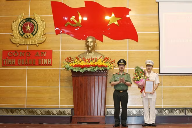 Đại tá Trần Hải Quân trao quyết định bổ nhiệm Thượng tá Trần Quang Hiếu giữ chức vụ Phó Giám đốc Công an tỉnh.