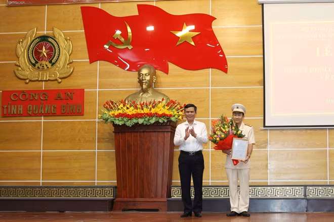Đồng chí Trần Thắng – Phó Bí thư Thường trực Tỉnh ủy Quảng Bình tặng hoa chúc mừng Thượng tá Trần Quang Hiếu.