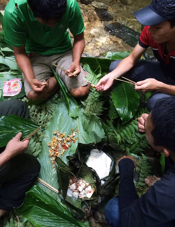 Bữa ăn giữa rừng của lính trong hành trình truy lùng tên Tẩn Láo Lở.