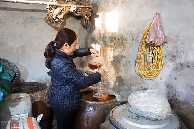 Chị Liễu đang giới thiệu về sản phẩm rượu làng Vân.