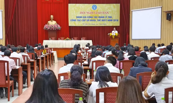Các đại biểu tham dự cuộc giao ban về công tác thu, cấp sổ bảo hiểm xã hội, bảo hiểm y tế.