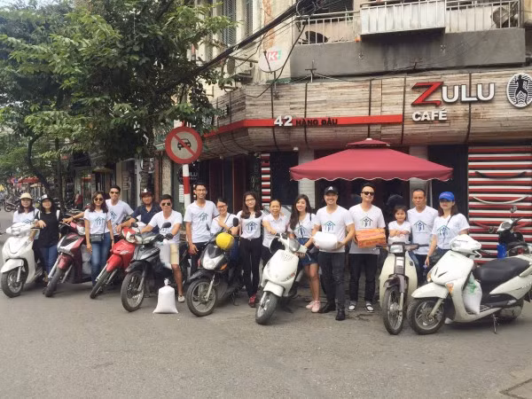 Nhóm thường tập trung ở quán cafe của anh Trung trước khi lên đường. Nhóm thường tập trung ở quán cafe của anh Trung trước khi lên đường.
