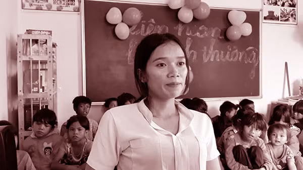Chân dung cô giáo tật nguyền bên lớp học.
