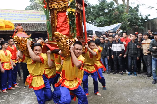 Trước ngày lễ, các cụ và sư thầy lễ để cho các phù giá là trai tráng (xã Minh Khai) rước kiệu về đình làng Thọ Lộc. Vào ngày chính hội, kiệu lại được đưa từ đình ra chùa.