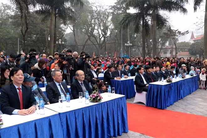 Đến dự lễ khai mạc có Chủ tịch UBND thành phố Hà Nội Nguyễn Đức Chung, ông Tô Văn Động - Giám đốc Sở VH-TT&DL Hà Nội cùng nhiều đại diện ban nghành địa phương và trung ương, câu lạc bộ đua thuyền Hồ Tây...