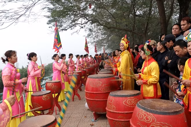 Màn trống hội tưng bừng cổ vũ các đội đua thuyền tham gia hội thi.