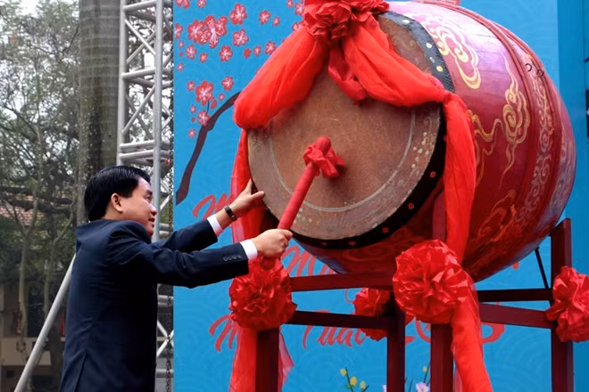 Chủ tịch UBND Nguyễn Đức Chung đánh trống khai hội đua thuyền rồng Hồ Tây.