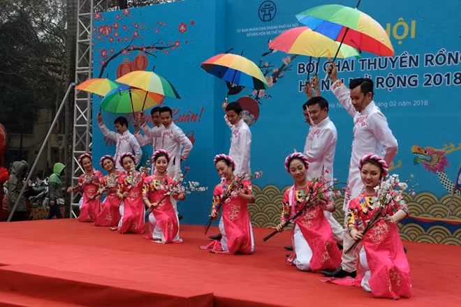 Các tiết mục văn nghệ và biểu diễn võ thuật mang đậm chất dân tộc cổ truyền ca ngợi sự tươi đẹp mùa xuân cũng như cổ vũ các tay bơi thuyền trước giờ thi đấu.