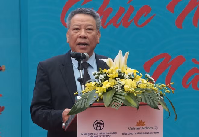Ông Tô Văn Động - Giám đốc Sở VH-TT&DL Hà Nội phát biểu khai mạc lễ hội đua thuyền rồng Hồ Tây.