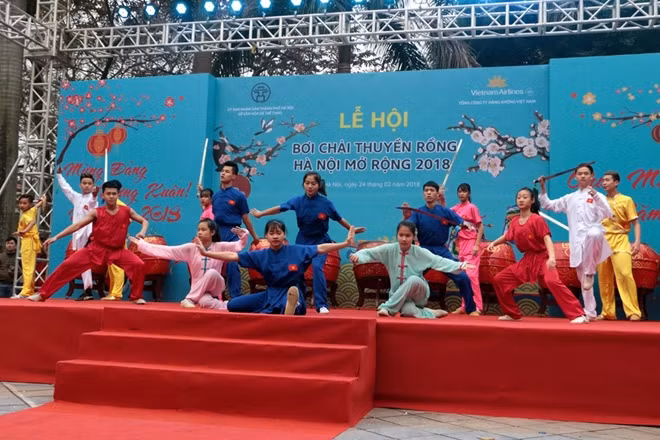 Lễ hội đua thuyền rồng lần đầu được tổ chức trên Hồ Tây. Trong ảnh là tiết mục võ thuật cổ truyền mở đầu lễ khai mạc hội đua thuyền.