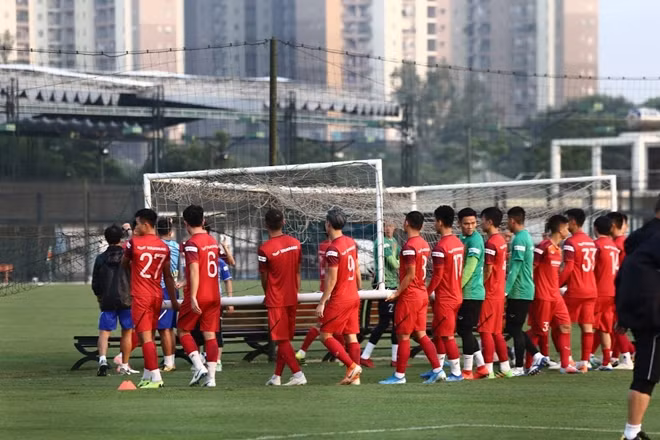 Văn Toàn nổi bật với màu tóc "lạ" trong buổi tập hôm nay.