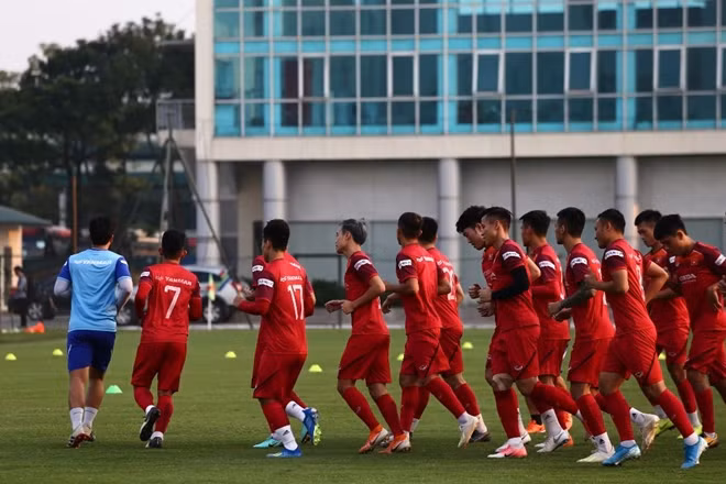HLV Park Sung Gyun cho các cầu thủ khởi động nhẹ nhàng và thư giãn gân cốt.