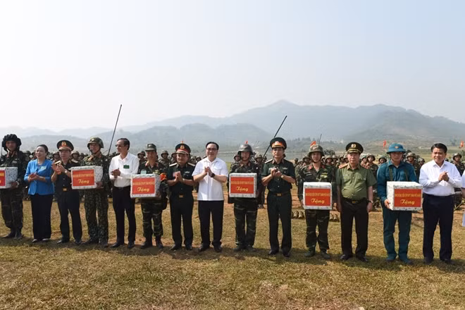 Lãnh đạo Bộ Quốc phòng, lãnh đạo Bộ Công an và TP Hà Nội tặng quà động viên các lực lượng tham gia diễn tập thực binh.