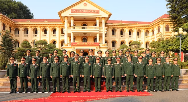 Đại tướng Ngô Xuân Lịch cùng cán bộ, chiến sĩ Quân khu 2.