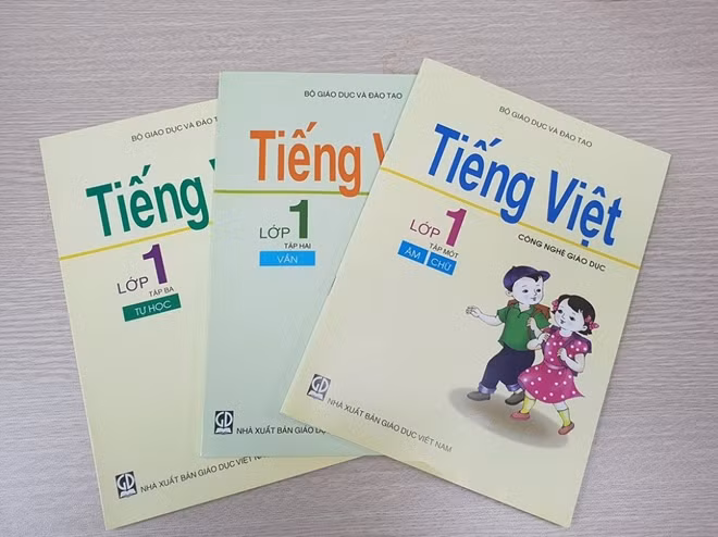 Sách Tiếng Việt-Công nghệ giáo dục lớp 1 của GS Hồ Ngọc Đại.