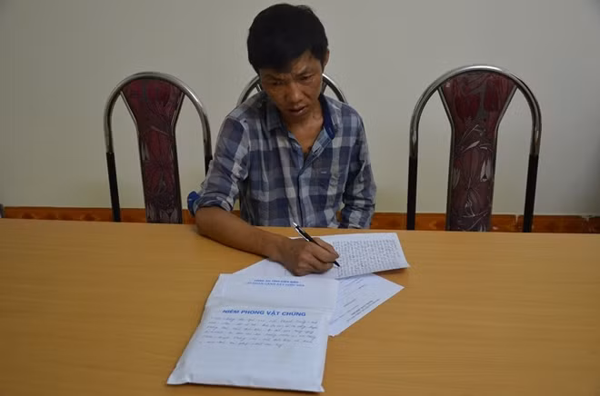 Đối tượng Lầu Thanh Tùng cùng tang vật vụ án.