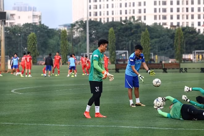 Trong khi các cầu thủ khởi động chuẩn bị bước vào các bài tập chiến thuật thì những "người gác đền" của ĐTQG Việt Nam cũng rèn kỹ năng nhằm tìm kiếm một suất bắt chính cùng với thủ thành trứ danh Đặng Văn Lâm (Lâm Tây)