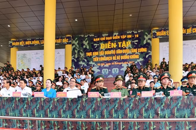 Các đại biểu tham quan diễn tập thực binh tiểu đoàn bộ binh tiến công địch đổ bộ đường không.