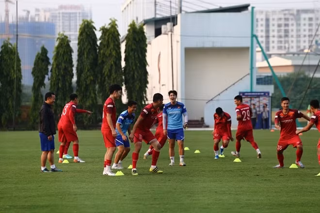 Theo quan sát của phóng viên thời gian đầu buổi tập diễn ra thoải mái và "ngập tiếng cười"...