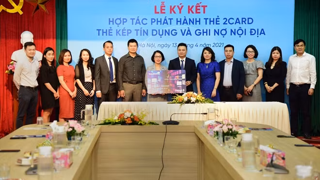 Đại diện VietinBank và NAPAS giới thiệu phôi mẫu thẻ 2Card.