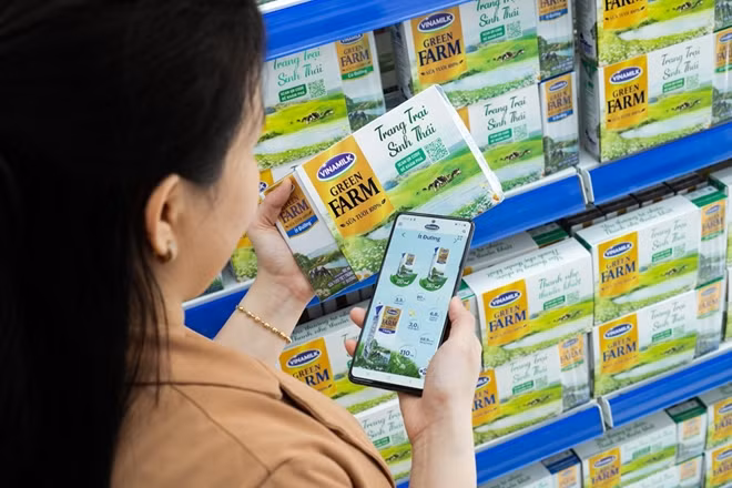 Người tiêu dùng scan QR code để tìm kiếm thông tin về Sữa tươi Vinamilk Green Farm.