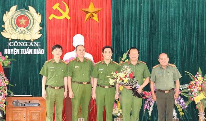 Thượng tá Nguyễn Ngọc Thắng, Phó Giám đốc Công an tỉnh Điện Biên tặng hoa chúc mừng các lực lượng phá án.