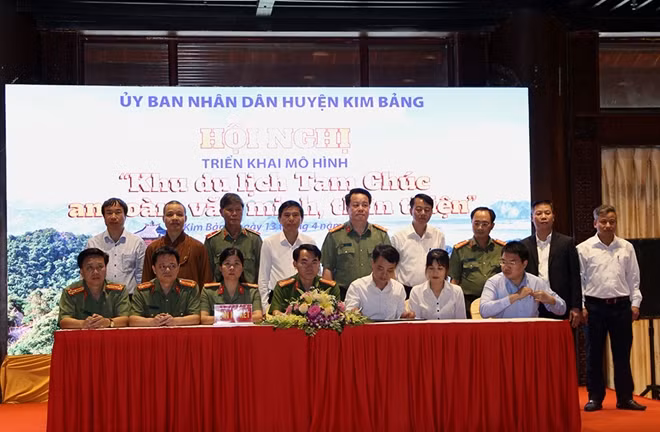 Thiếu tướng Nguyễn Thanh Trang, Phó Chủ tịch UBND tỉnh Hà Nam Trần Xuân Dưỡng, Đại tá Nguyễn Quốc Hùng và các đại biểu chứng kiến Lễ ký giao ước phối hợp thực hiện mô hình.