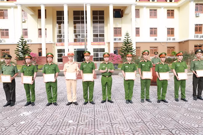 Đại tá Nguyễn Tường Vũ – Phó Giám đốc Công an tỉnh trao giấy khen cho các tập thể, cá nhân có thành tích xuất sắc trong đấu tranh, triệt phá đường dây mua bán trái phép chất ma túy lớn nhất trên địa bàn tỉnh Đắk Nông.
