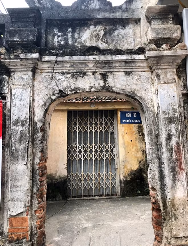 Chiếc cổng cổ của số nhà 33 Phố Lụa.
