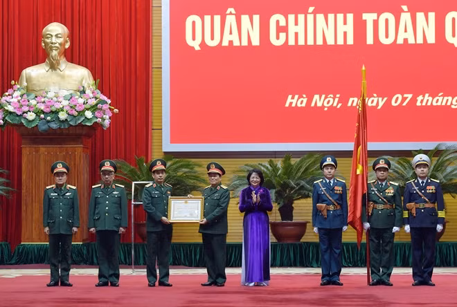 Phó Chủ tịch nước Đặng Thị Ngọc Thịnh trao tặng Huân chương Bảo vệ Tổ quốc hạng Nhất tặng Quân đội nhân dân Việt Nam.