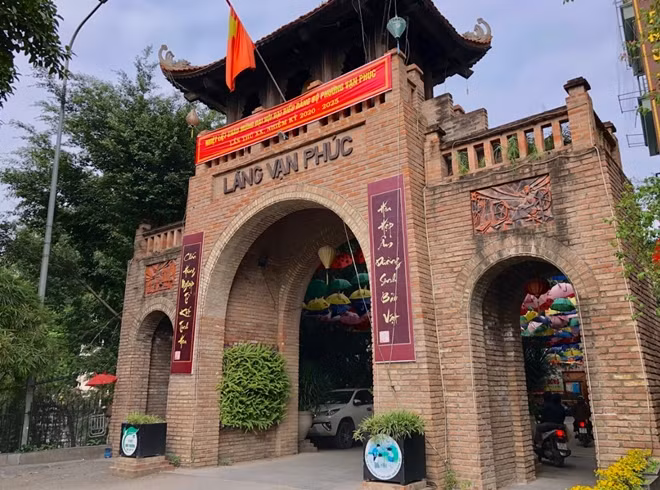 Chiếc cổng uy nghiêm của làng Vạn Phúc.