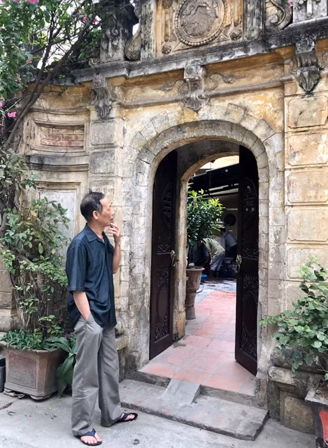 Ông Minh (gần 70 tuổi) nhớ lại: "Ông nội tôi kể, chính ông cũng không biết chiếc cổng xây năm nào".