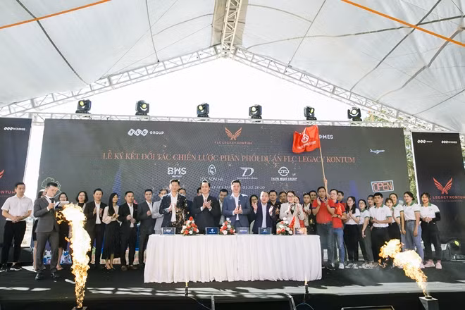 Trong khuôn khổ sự kiện đã diễn ra nhiều ký kết hợp tác chiến lược giữa đại diện FLCHomes và các đại lý nhằm mang tới một dự án chất lượng tốt nhất, một chuẩn mực sống đẳng cấp đến với Tây Nguyên.