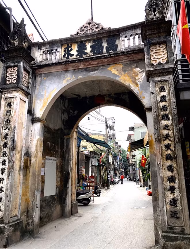 Một chiếc cổng cổ ở hướng Tây Bắc làng Vạn Phúc.
