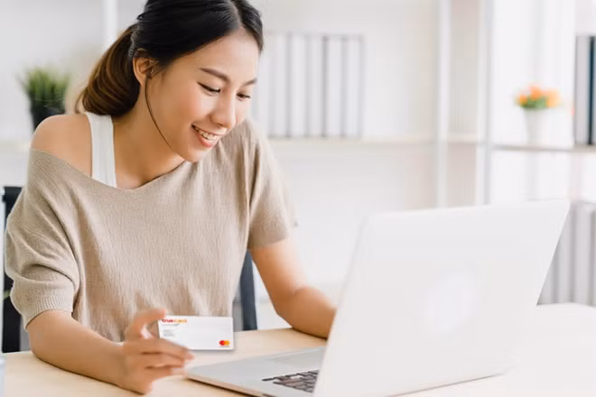 Sử dụng thẻ tín dụng mua sắm online đang là xu hướng với người tiêu dùng (Ảnh: Freepik/ @tirachardz)