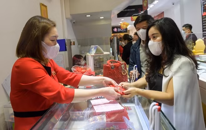 Khách mua thoải mái lựa chọn bởi năm nay để kích thích tiêu dùng, nhiều hãng trang sức đã tung ra ra các bộ sản phẩm rất đa dạng từ mẫu mã tới giá trị.