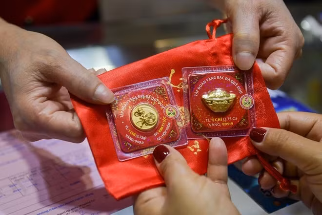 Năm nay là năm Canh Tý nên các sản phẩm mang hình chuột (linh vật của năm) rất được khách hàng ưa chuộng.