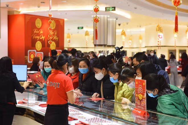 Ngoài phố Trần Nhân Tông một số địa điểm mua bán trang sức lớn khác tại Hà Nội cũng chứng kiến lượng khách tăng vọt trong sáng ngày hôm nay.