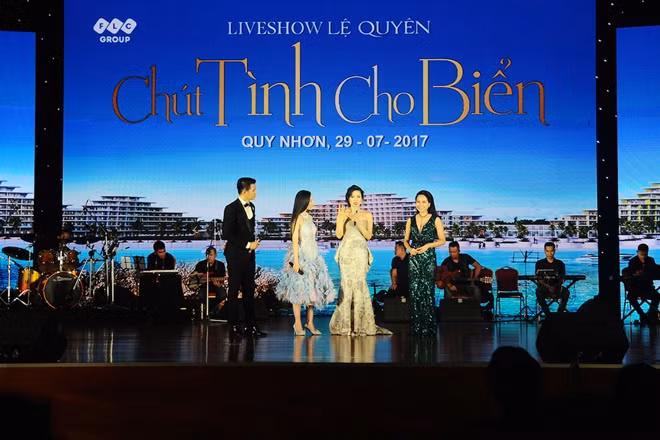 "Chút tình cho biển" là sự hội ngộ của hơn 30 ca khúc trữ tình ở nhiều dòng thời gian khác nhau