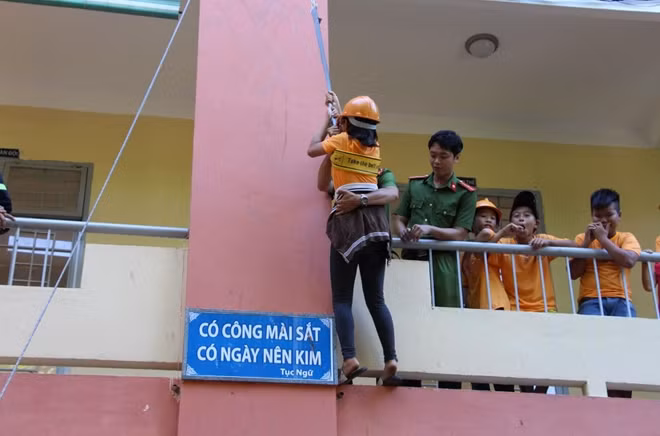 Trải nghiệm đu dây thoát nạn nhà cao tầng.