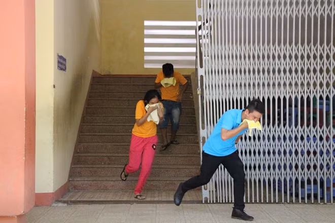 Các em học sinh thực hành thoát nạn khi có đám cháy xảy ra.