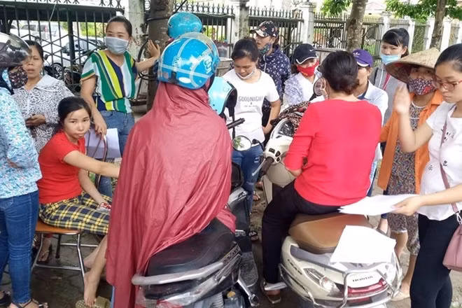 Hàng trăm giáo viên về trụ sở UBND huyện Thanh Oai để mong có câu trả lời thỏa đáng của lãnh đạo huyện.