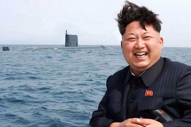 Nhà lãnh đạo Kim Jong un thị sát cuộc phóng thử tên lửa đạn đạo từ tàu ngầm.